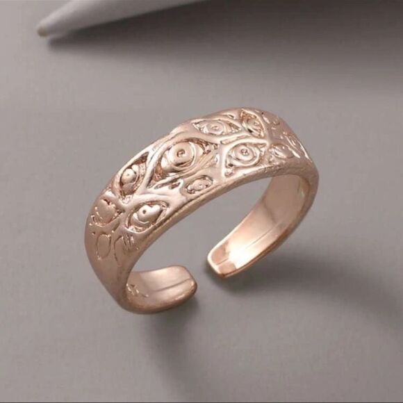 ⭐️3/$25⭐️ NEW Flower Engraved Rose Gold Ring - Picture 3 of 3